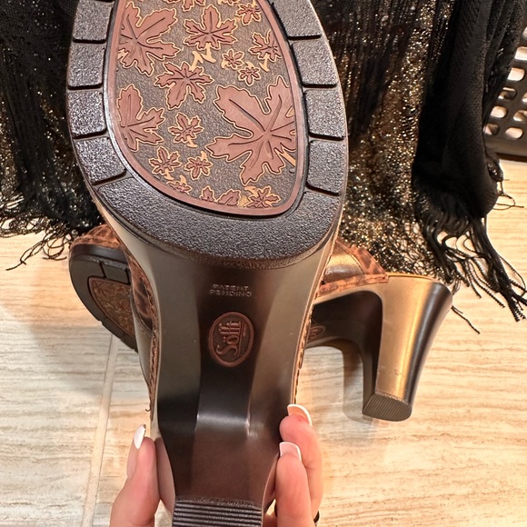 Never worn women’s Sofft choc leopard clog - Picture 7 of 15